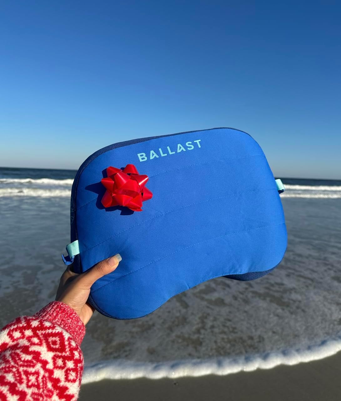 Ballast Coussin de Plage Gonflable Bleu Océan 35,6 x 27,9 cm – Design breveté stable au vent, tissu doux et résistant aux intempéries - Image détaillée