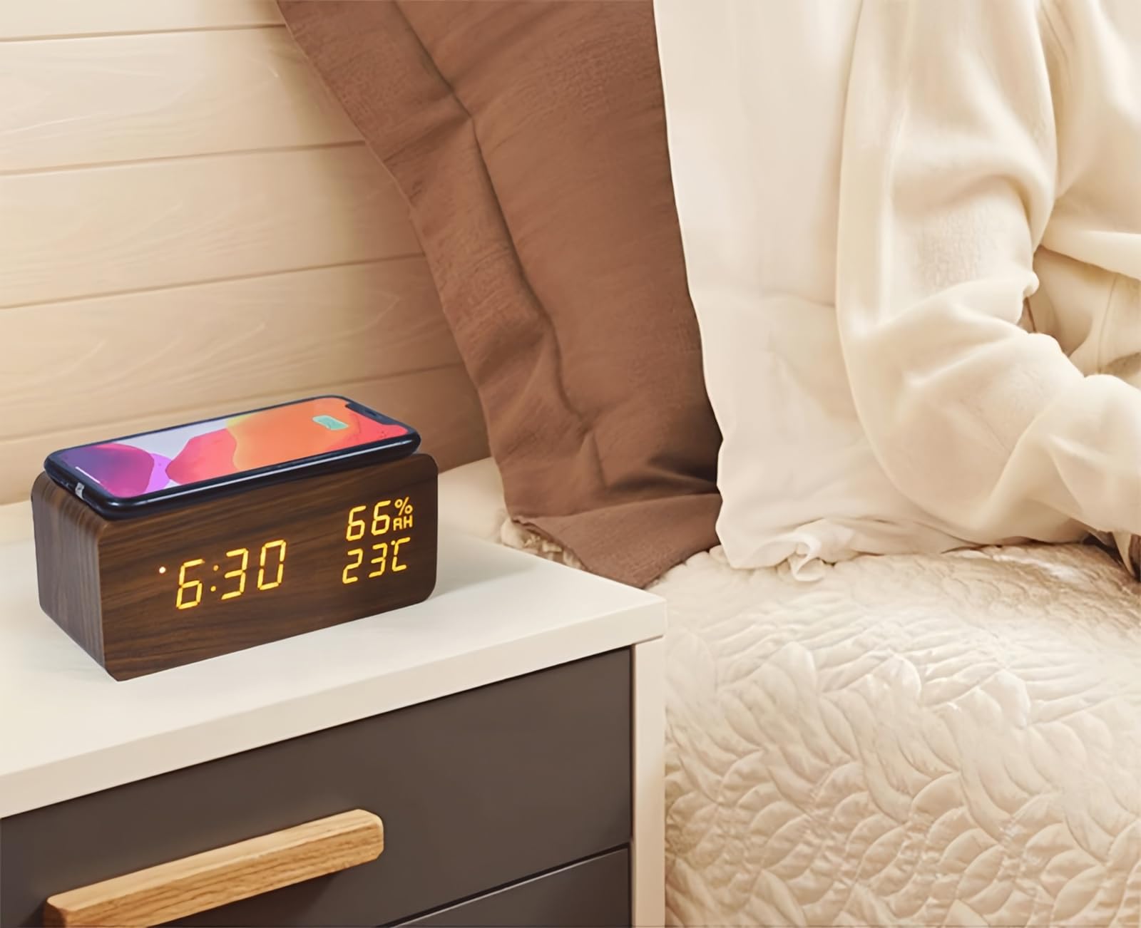 Reloj Despertador Digital con Carga Inalámbrica LED Pantalla de Temperatura y Humedad 3 Alarmas Brillo Ajustable Control de Sonido para Dormitorio Casa Oficina (Marrón)