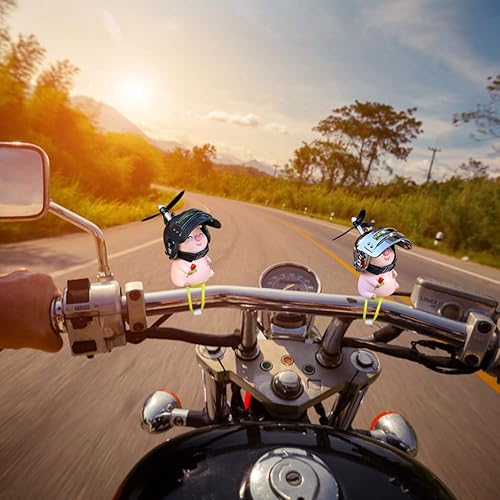 Miniatura 4 de ikasus Lindas figuras de muñeca de cerdo con casco, adorno de cerdito de la suerte, colgante para bicicleta, motocicleta, coche eléctrico, tablero