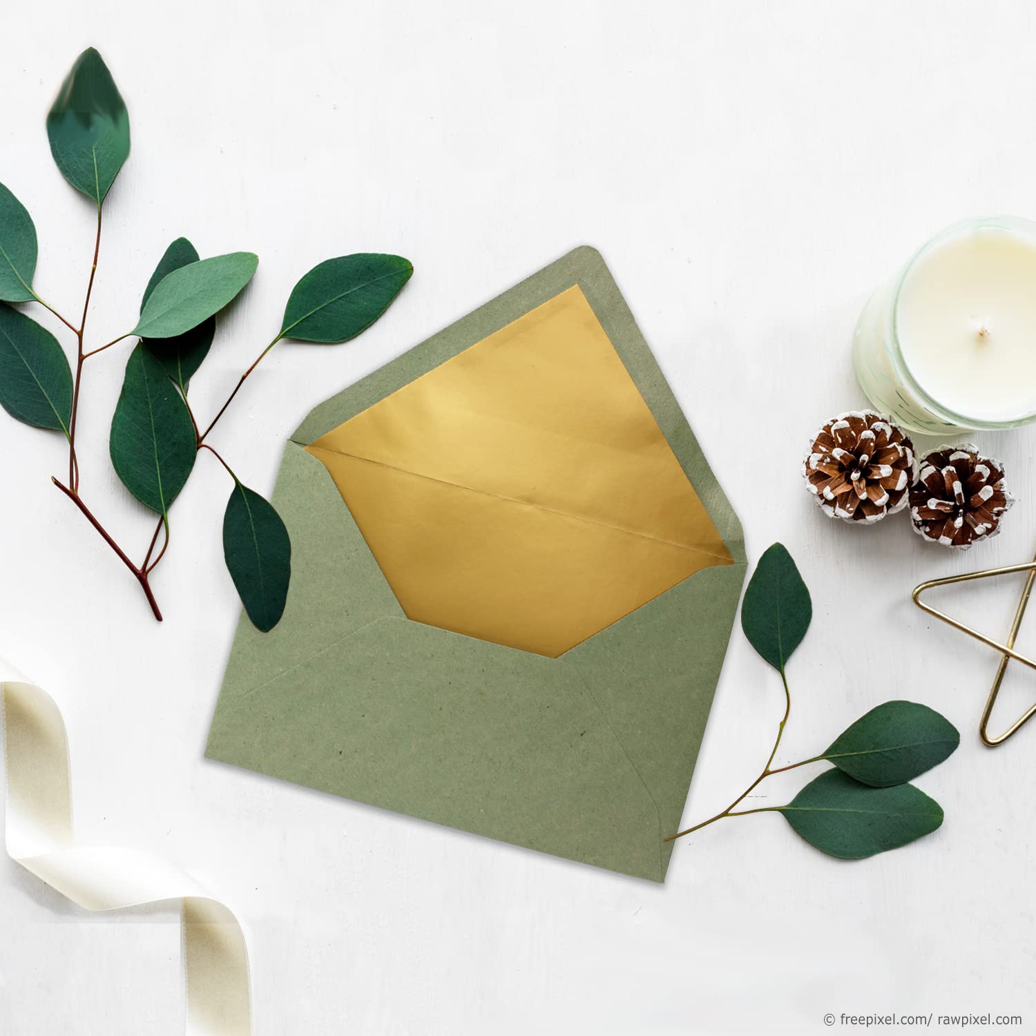 100 sobres DIN C5, 15,6 x 22 cm, de papel kraft en verde con forro de seda dorado, pegado en húmedo, de la serie UmWelt