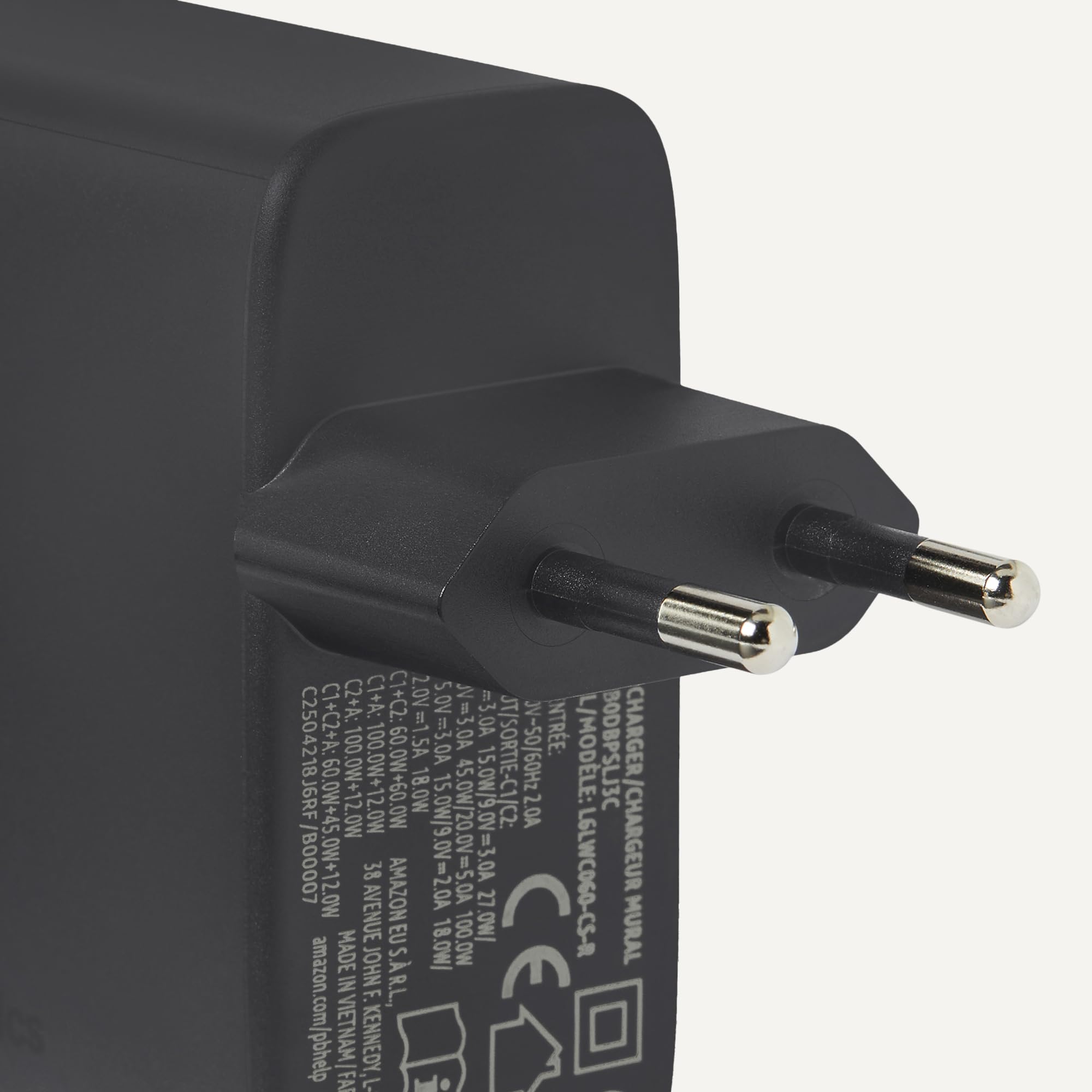 Amazon Basics USB-C-Wandladegerät mit Nano-GaN-Technologie und Schnellladefunktion, 120W, 3 Anschlüsse für Laptops, Tablets, Telefone, Schwarz