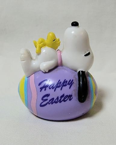 Amazon Co Jp イースターエッグの上で寝るスヌーピー ウッドストック Snoopy Woodstock Pvcフィギュア Peanuts チャーリー ブラウン ホビー