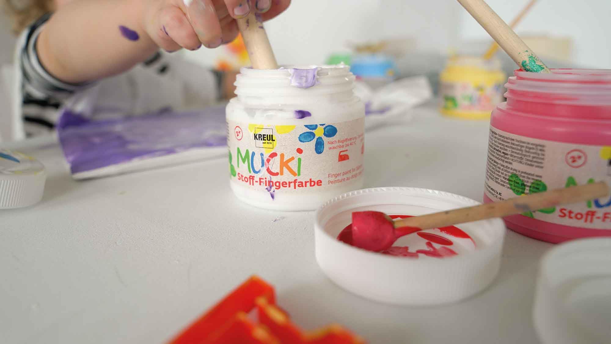 KREUL 28420 - Mucki Pintura de Dedos para Tela, 6 x 150 ml blanco, amarillo, rojo, verde, azul, violeta, colores brillantes a base de agua para niños desde 2 años (Paquete de 2)
