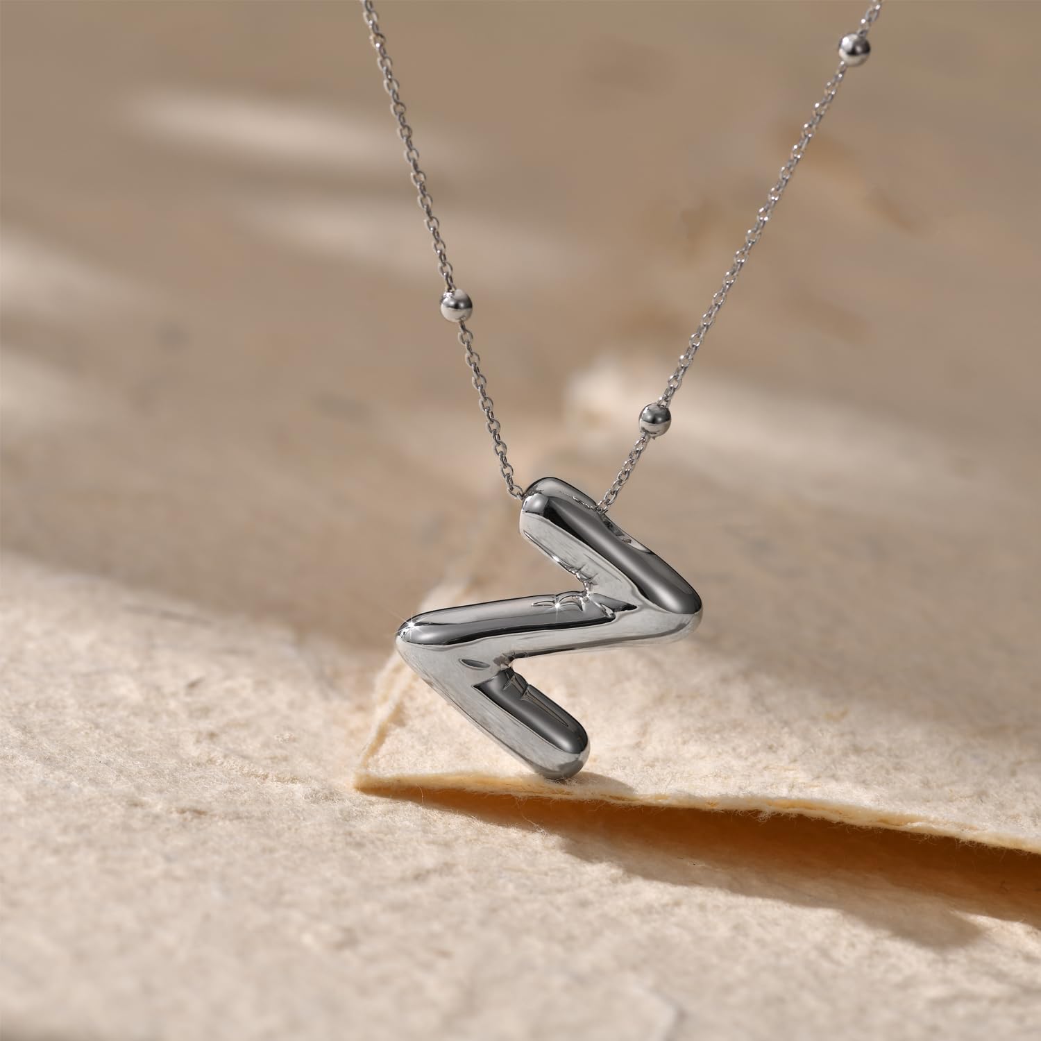 LLXYWJ Spersonalizowany wisiorek z alfabetem imienia Warstwowy choker | Kobiety Dziewczęta Dainty Naszyjnik z literami w kształcie balonów | 7" + 2"
