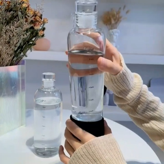 Amazon.com: Snminetal Clear Glass Water Bottles With Time Marker Non-slip  Sleeve And Lids, Reusable Glass Drinking Bottles, Drink Water Bottle 26 OzSuitable  For Drinks, Juices, Sodas, Coke, As Gifts Etc.(750ml) : Sports
