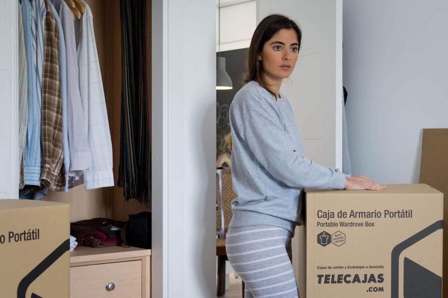 TELECAJAS | Caja Armario Portátil 50x50x101 cm de Cartón Doble | Ideal para mudanzas, trasteros o Viajes | Fácil Montaje con Barras Perchero y Cinta Adhesiva de Regalo Incluidas | Pack de 2 Armarios