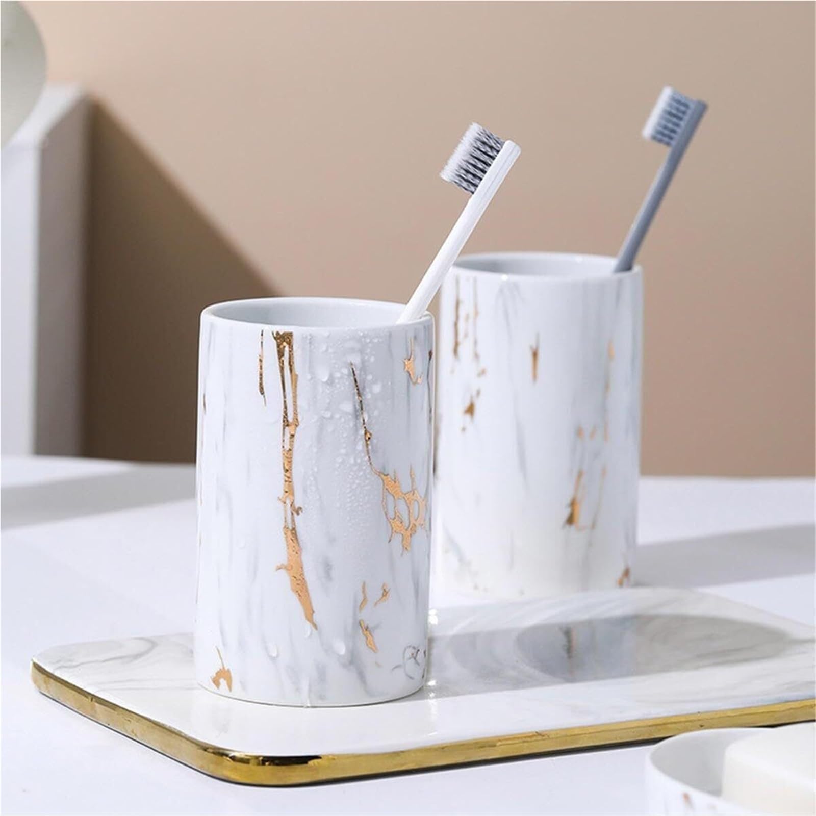 Set di accessori per il bagno Mobiletto in ceramica effetto marmo a 4 pezzi con dispenser di sapone, bicchiere e decorazione costiera Arredamento per gli affittuari