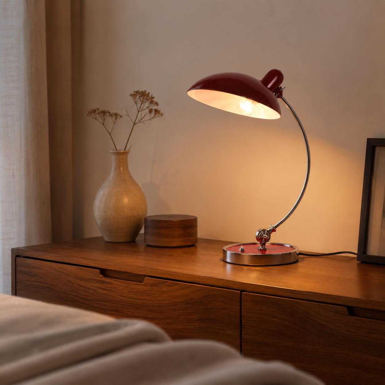 Alpinaluz Flexo de Mesa Bauhaus E27 Rojo y Cromo Metal Ø29 cm | Pantalla roja giratoria, brazo cromado ajustable e interruptor en base para escritorio, despacho, lectura o mesilla
