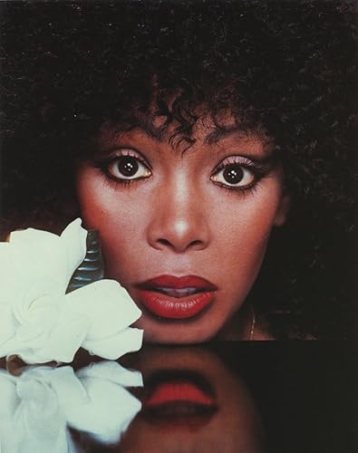 Posterazzi Donna Summer Poniendo su cabeza en la mesa (8 x 10)