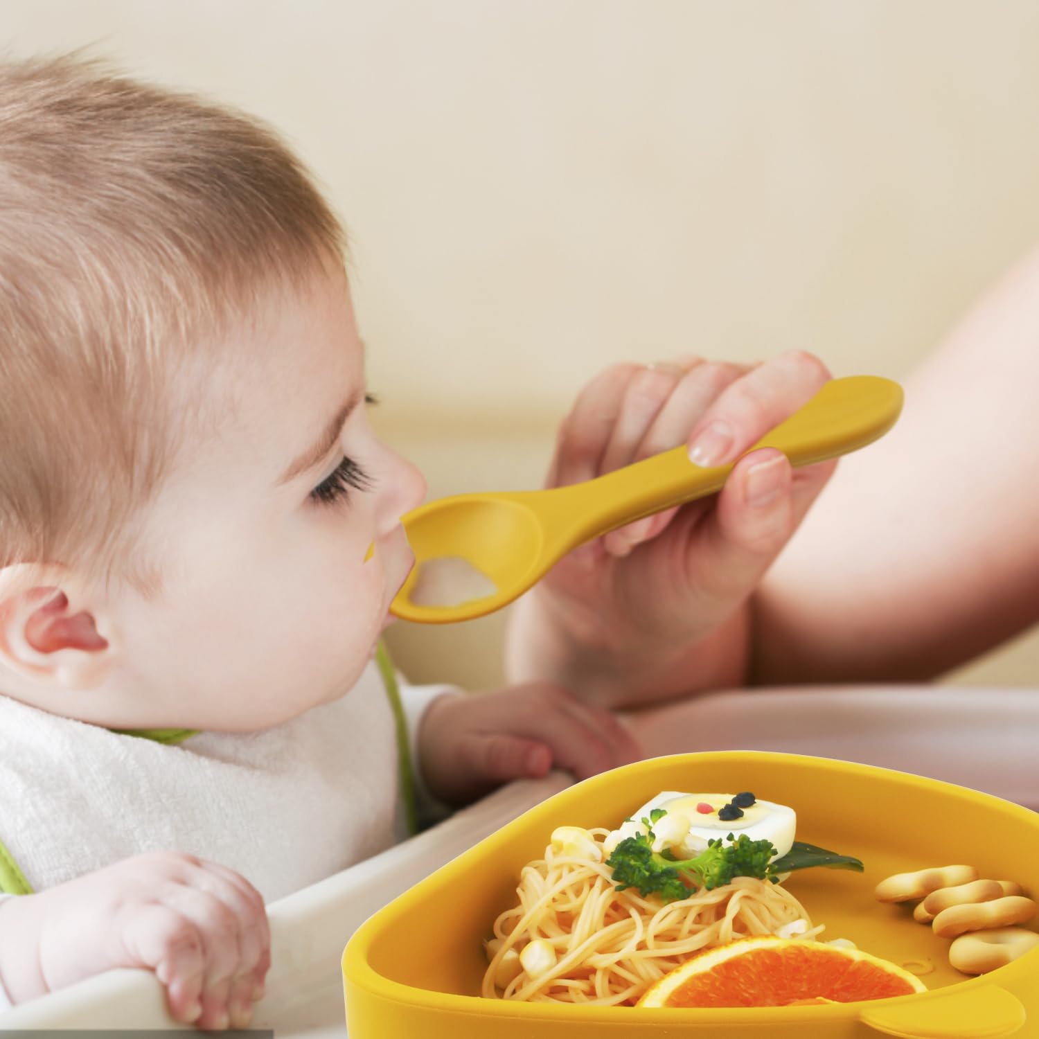 Set Vaisselle pour Bébé Silicone avec Ventouse, 4 Pièces, Set Repas pour Enfants, Inclus Anti-dérapant Assiette, Bol, Cuillère + fourche, Compatible Lave-vaisselle, Micro-onde, sans BPA (jaune)