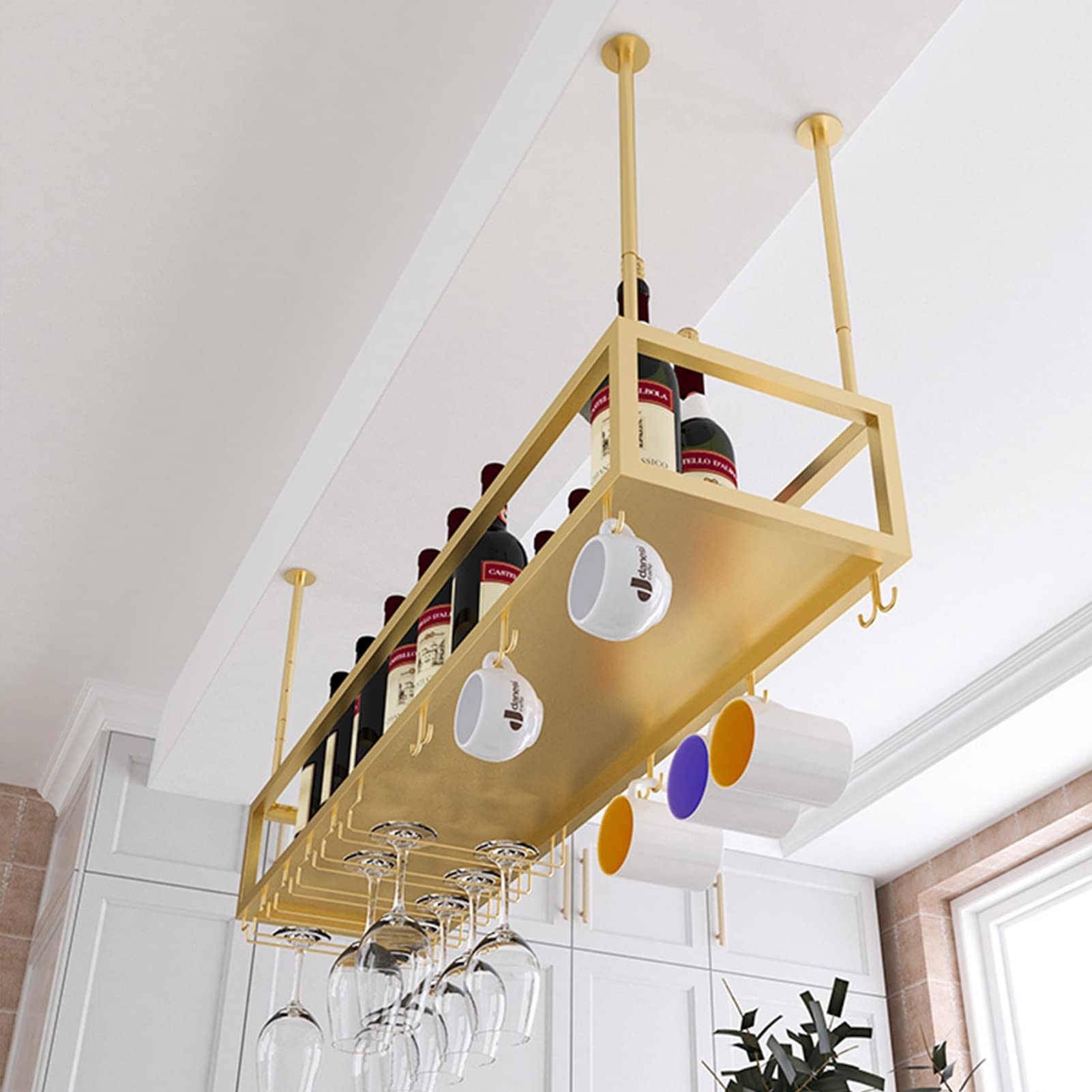 Support de verres à pied doré pour créer une ambiance bar à la maison