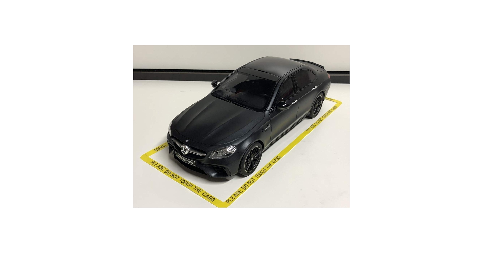 Mercedes-Benz AMG E63 セダン ミニカー1/18 1/18 Diecast Mercedes-Benz AMG E63 S White GT Spirit Scale