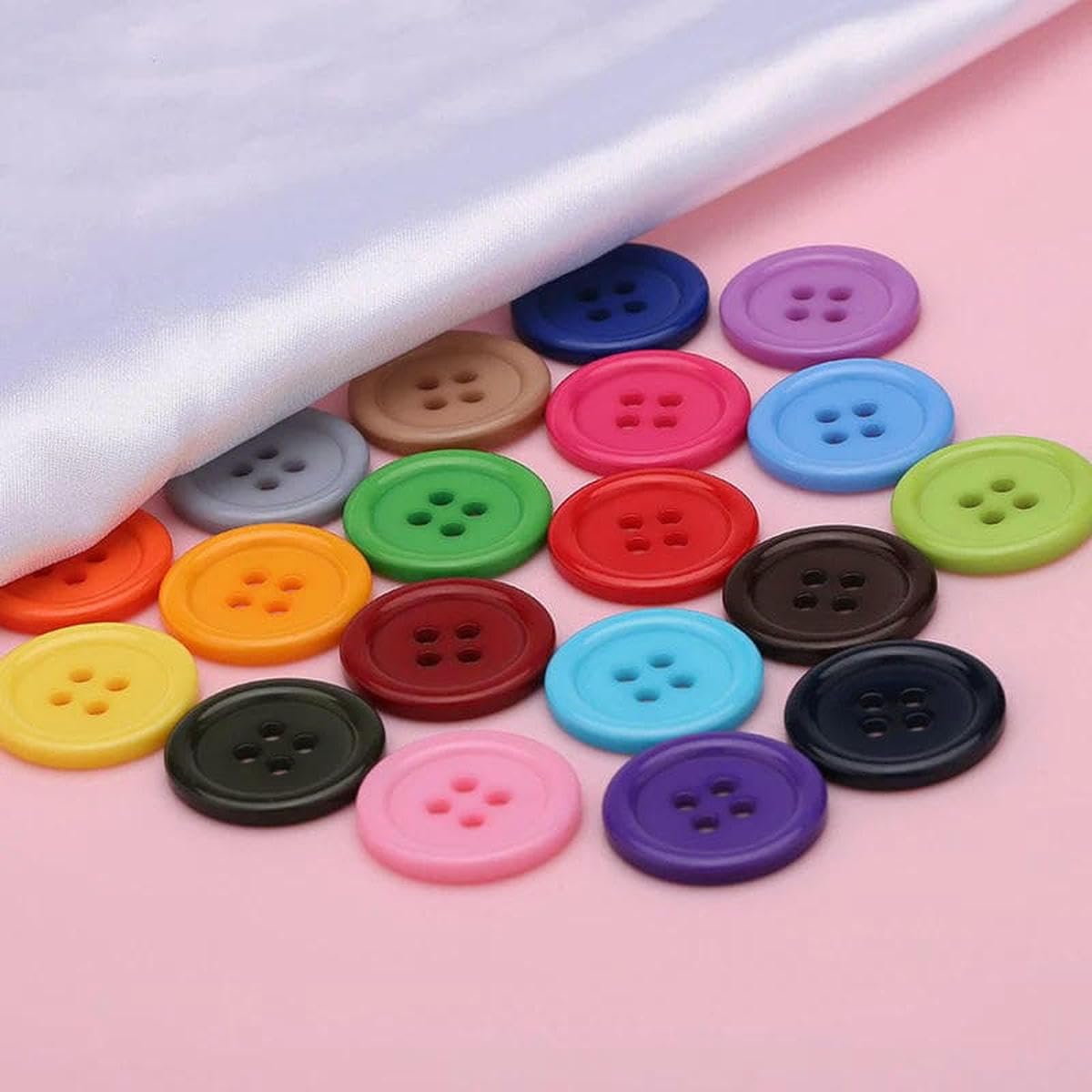 Lot De 380 Petits Boutons Variés - Pour Chemise Ou Vêtements Enfants - Diamètre 1 à 1,2 Cm - Occasion En Parfait état