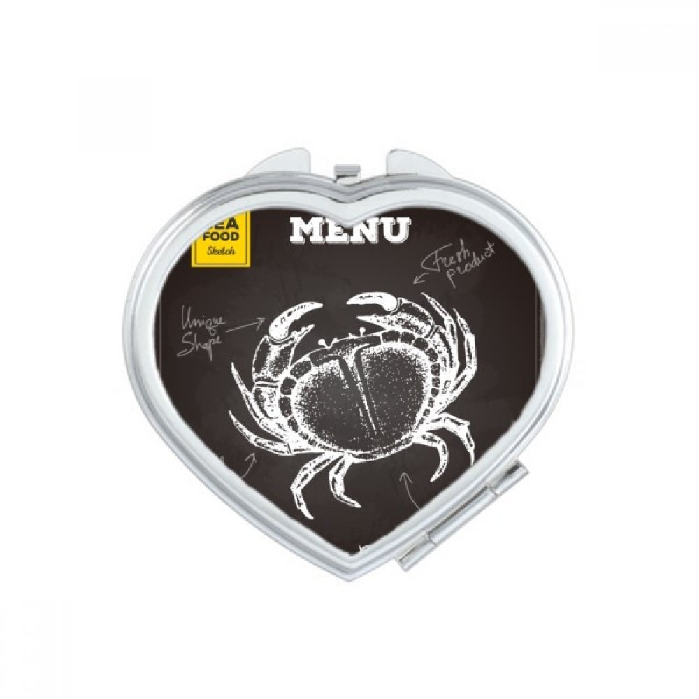 Miroir de poche à la main fruits de mer pour retouches maquillage en voyage