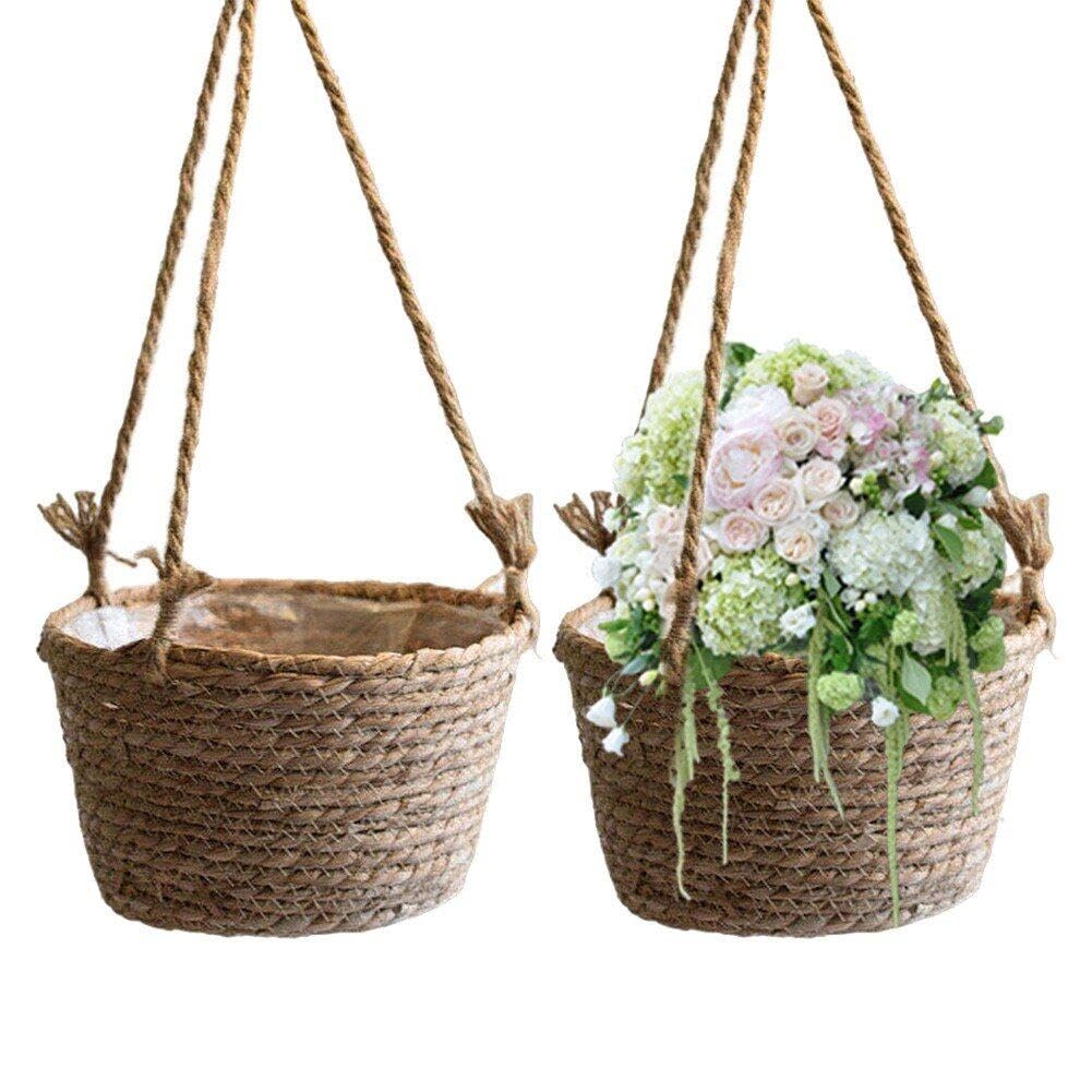 Panier suspendu rotin pour optimiser l'espace et fleurir un petit balcon