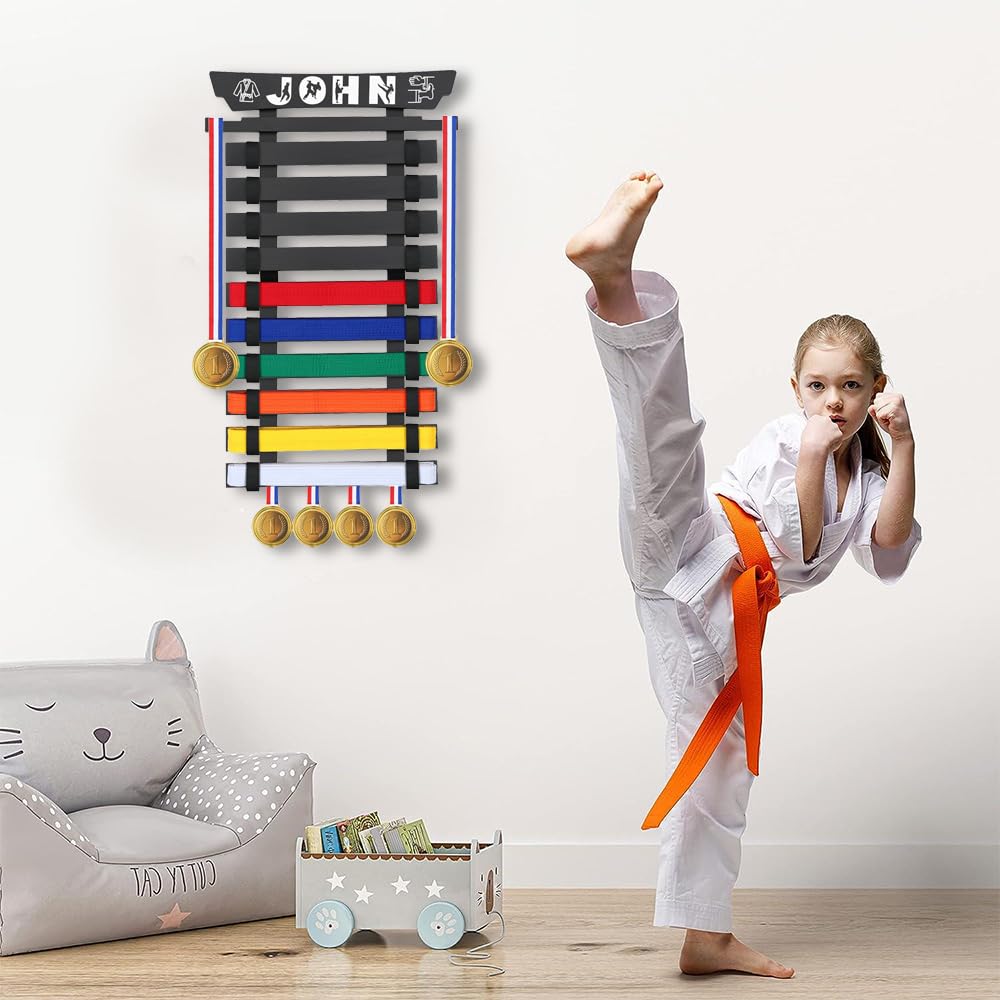 Présentoir de Ceinture de Karaté en Bambou pour 10 Ceintures, avec 3 Autocollants - Support de Ceintures d’Arts Martiaux pour Karaté Taekwondo - Idéal pour Les Apprenants d'arts Martiaux