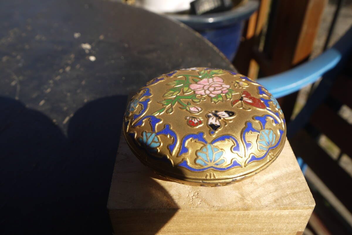 七宝焼風 中国 景泰藍 香合 直径8cmx高さ3.5cm 色絵 金彩 花蝶彫