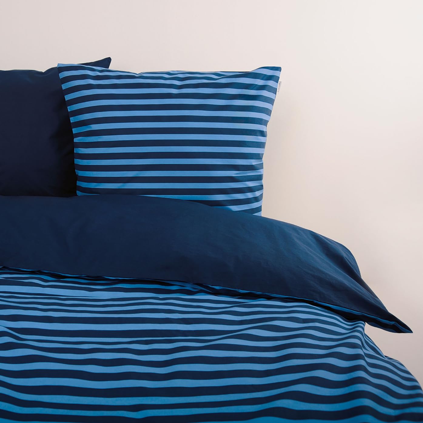Herding TOM Tailor Bettwäsche Medium Stripes Dark Navy & Cool Blue, 80 x 80 cm + 155 x 220 cm, 100% Baumwolle/Renforce, mit Wendemotiv und farbigem Markenreißverschluss