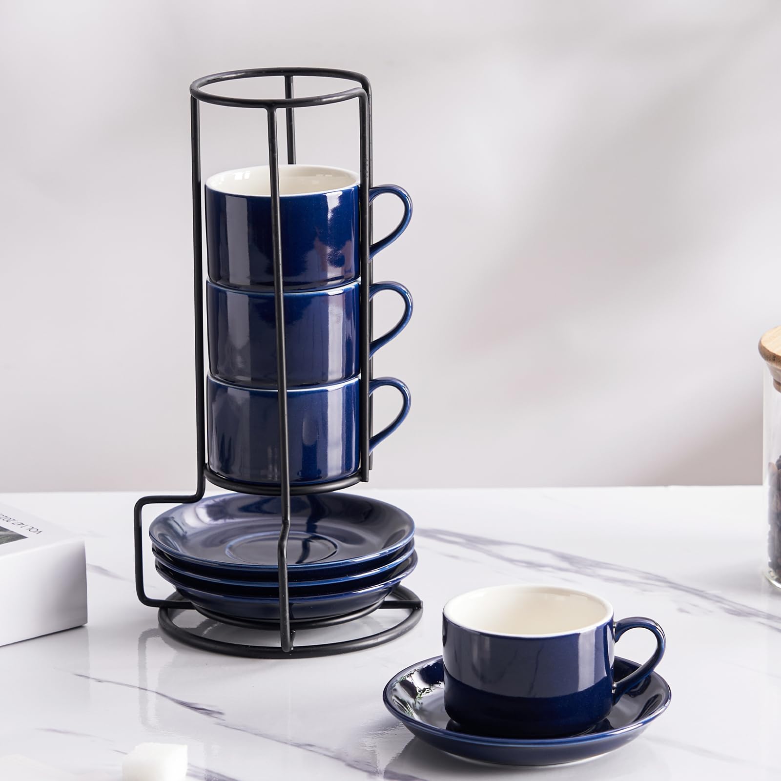 Juego de 4 tazas de espresso apilables de porcelana de 2.5 onzas con platillos y soporte de metal, color azul
