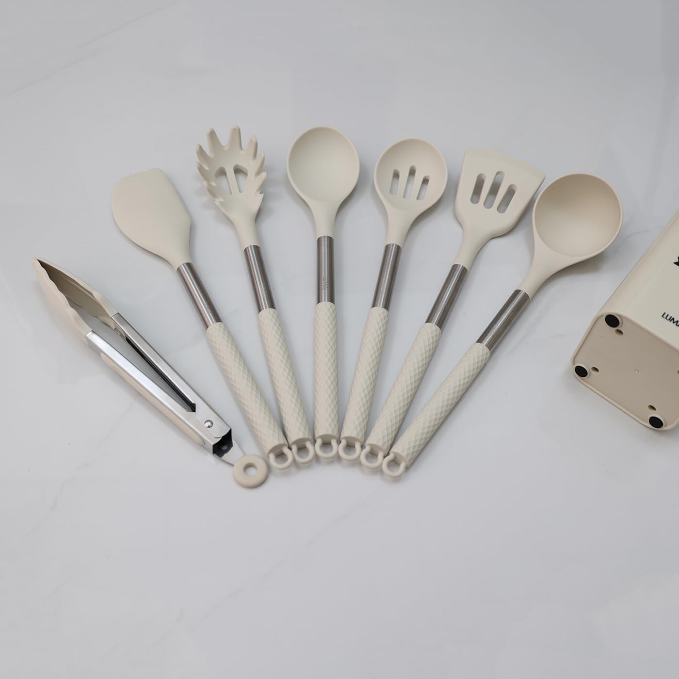 LUMAI Kit 8 Utensílios de Cozinha Grandes em Silicone e Aço Inox, Resistentes ao Calor, Antiderrapantes e Antirriscos, Acessórios de Cozinha Espátula, Colher, Pegador de Massa, Concha e Mais – Bege