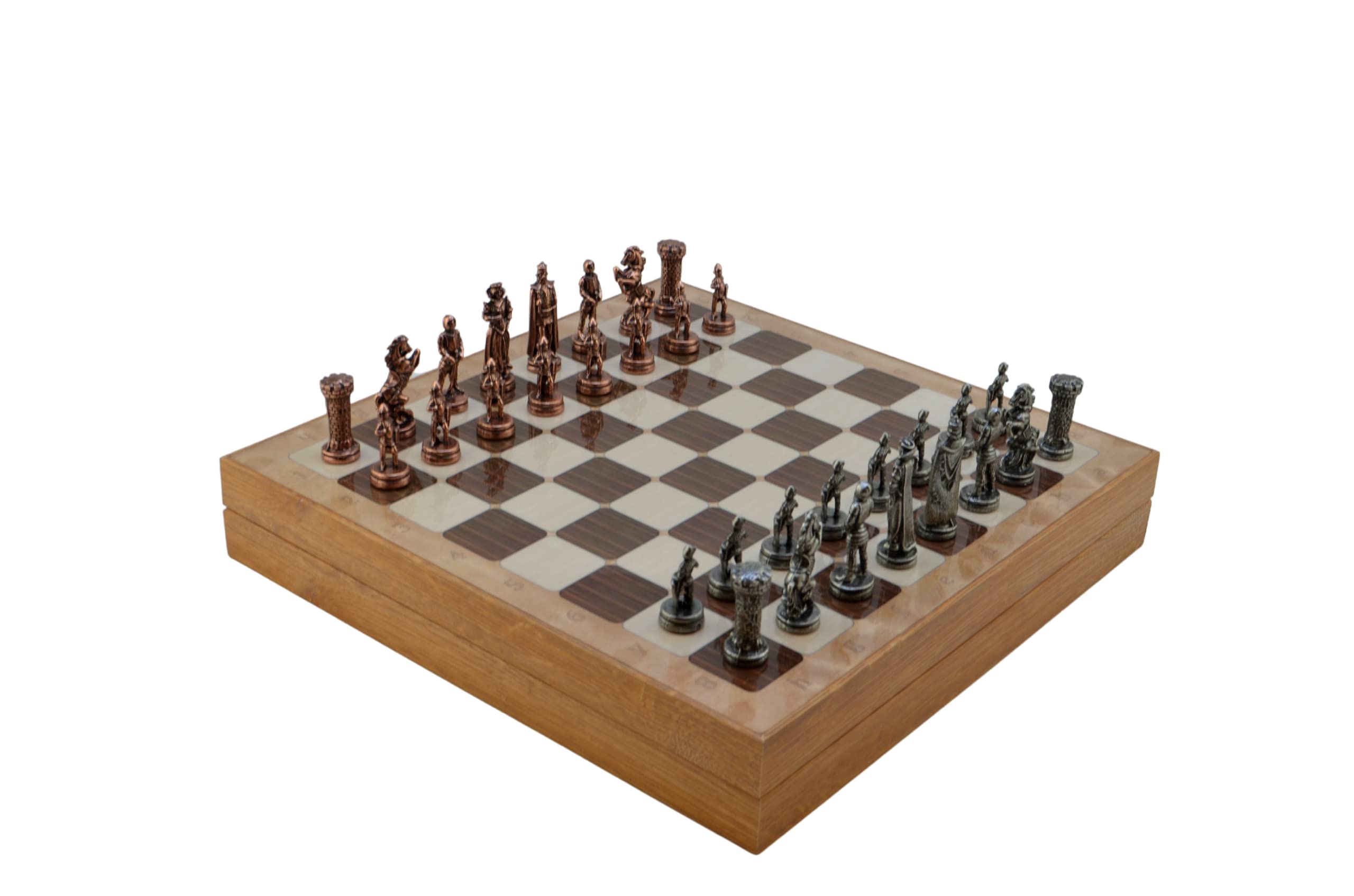 GiftHome Orta Boy Metal İngiliz Satranç Takımı Antik ve Rustik Desenli Sandıklı MDF Tahtası (36x36x6 cm.)