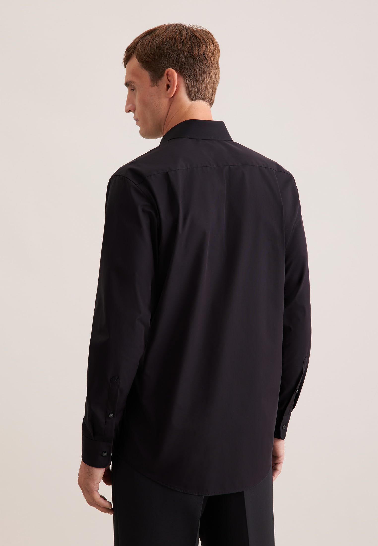 Seidensticker Herren Business Hemd Modern Fit - Bügelfreies Hemd mit geradem Schnitt, Kent-Kragen & Brusttasche - Langarm - 100% Baumwolle, Schwarz, 45 cm
