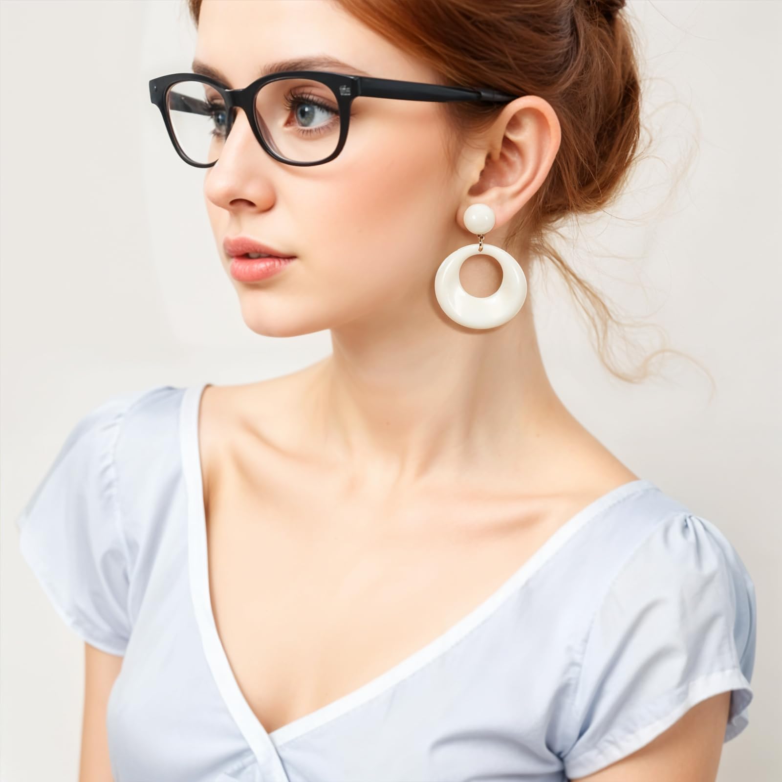 1 Paar 70er Jahre Vintage Ohrringe Weißen Hohle Runde Ohrringe Harz Ohrstecker für Damen Weiß Harz Creolen Ohrhänger Geeignet für Partys Tänze Kostümparty