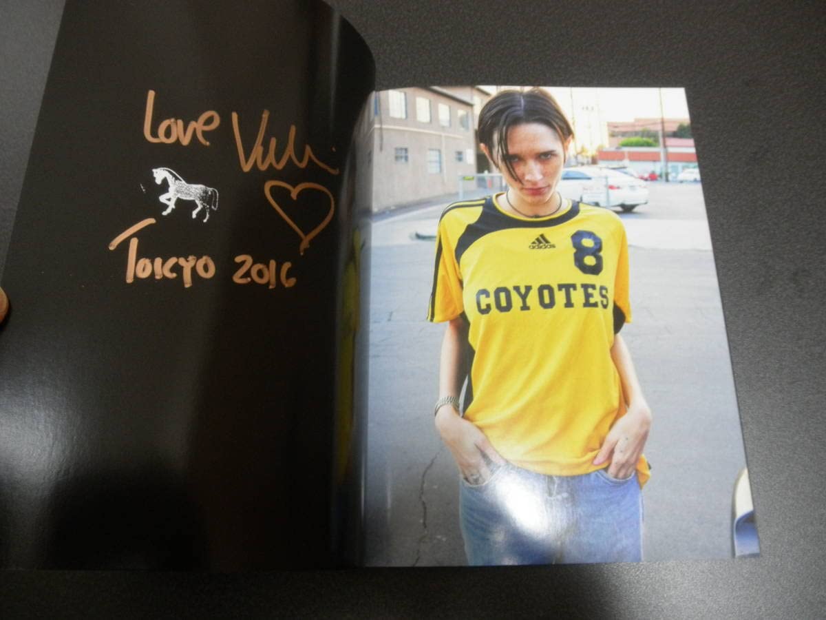 Amazon.co.jp: Valerie Phillips サイン入写真集 シール付 ヴァレリー 