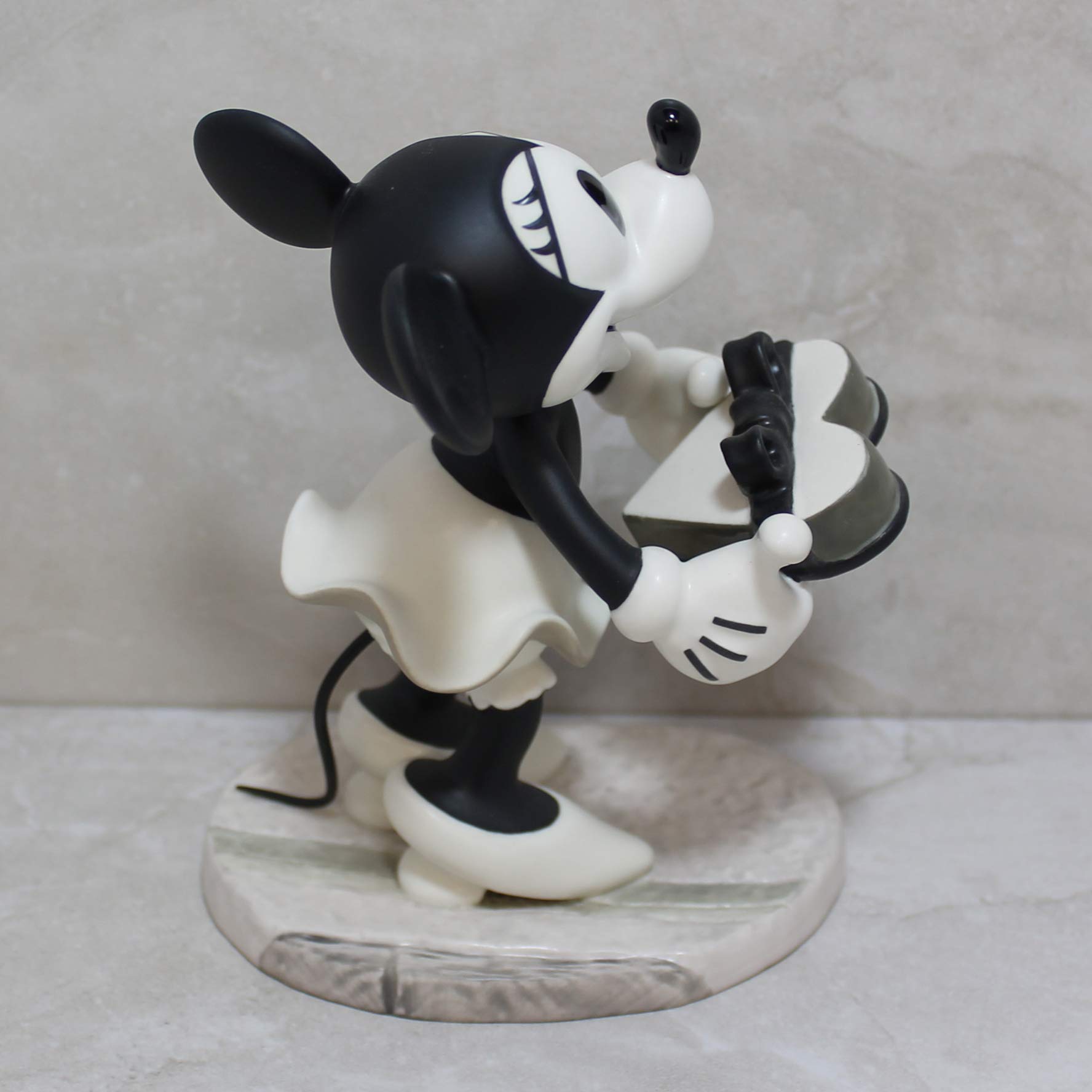 Amazon.com: Disney Classics Figurine: Puppy Love Minnie, Model
