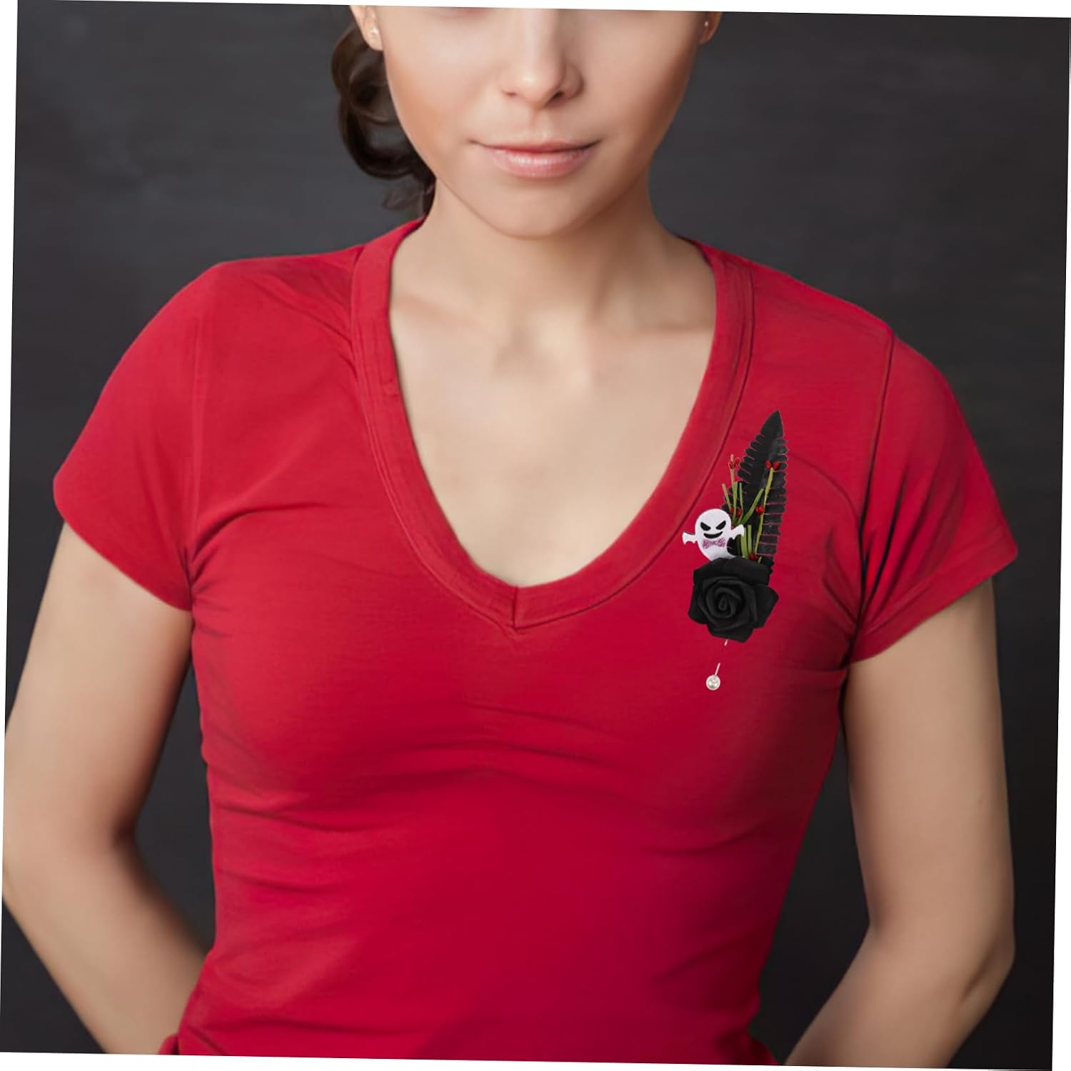 Halloween Theme Fake Rose Brooch Pin Lifelike Flower Corsage for Spooky Parties Elegant Costume Accessory Lightweight and Unique Design for Women and Girls