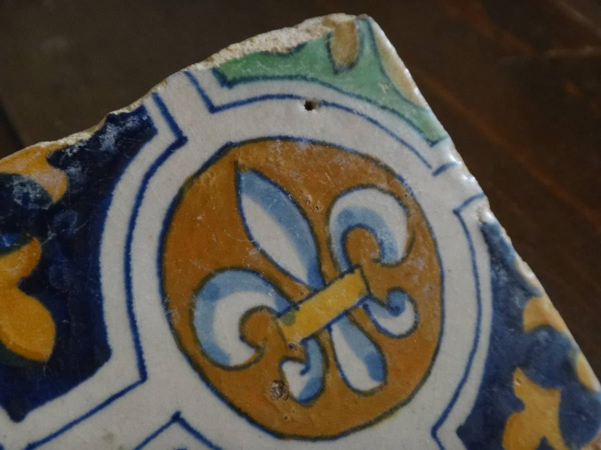 17世紀前半　オランダ　デルフトタイル　アイリスの紋章 17世紀前半 オランダ デルフトタイル アイリスの紋章