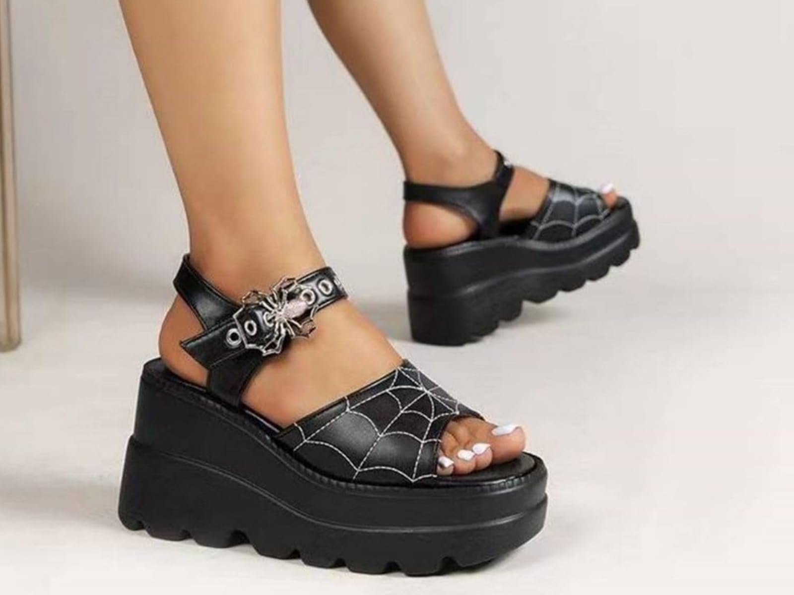 Ulalaza Plateforme de femmes Mary Jane Wedge Bat Heart Chain Sandales Open Toe Toe cheville Gothic Lolita Plateforme Robe Pumps Chaussures Chaussures de plate-forme Chaussures en cuir breveté