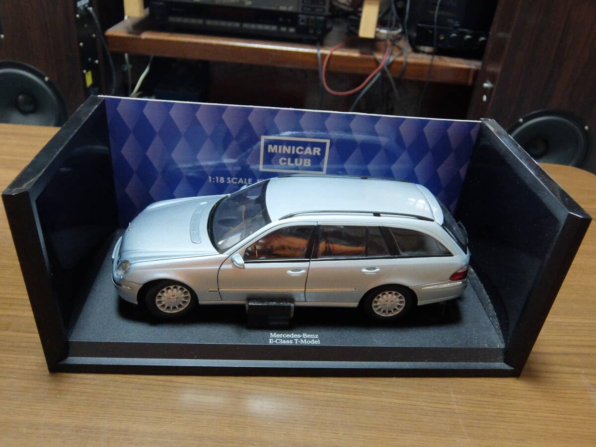 ミニカー 1/18 メルセデスベンツEクラス ステーションワゴン