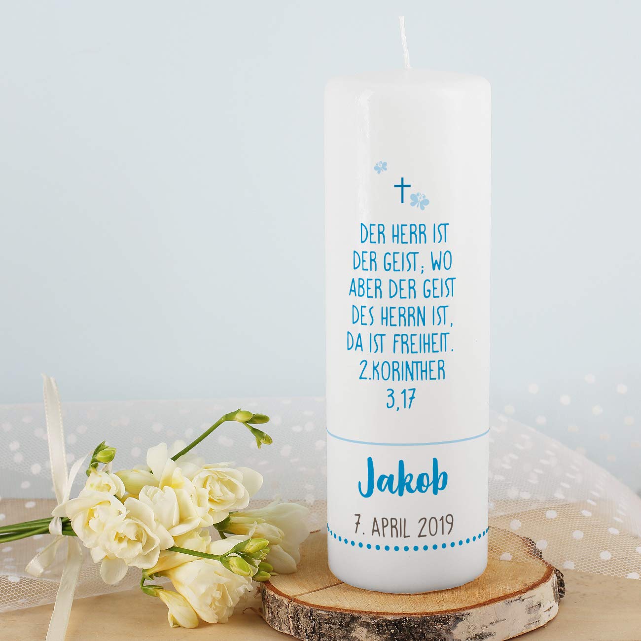 Striefchen® Taufkerze 250/80 mm mit Lebensbaum und Aufdruck des Namen und Datum sowie Taufspruch Weiß - Blau