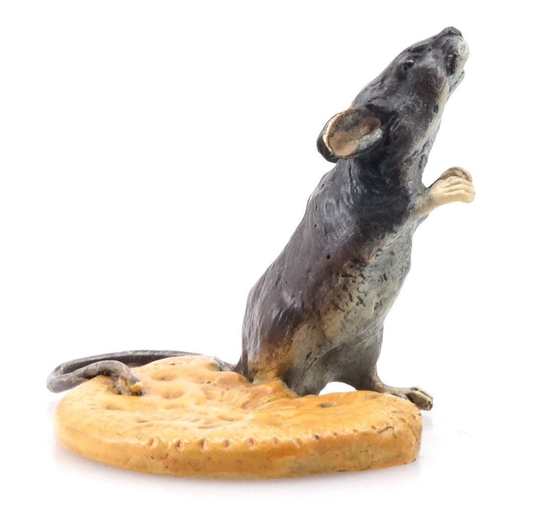 Kunst & Ambiente - Maus mit Biskuit - handbemalte Wiener Bronze - kultige Tierfigur im Retrolook - Dekostatue - Skulpturen online kaufen - Sammlerstück - Wohndeko für Innen