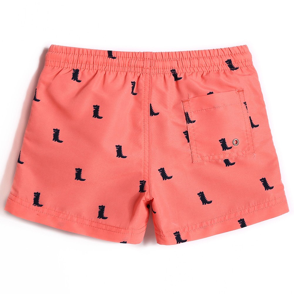 Detailaufnahme des verstellbaren Tunnelzugs und der Taschen der MaaMgic Jungen Badeshorts.