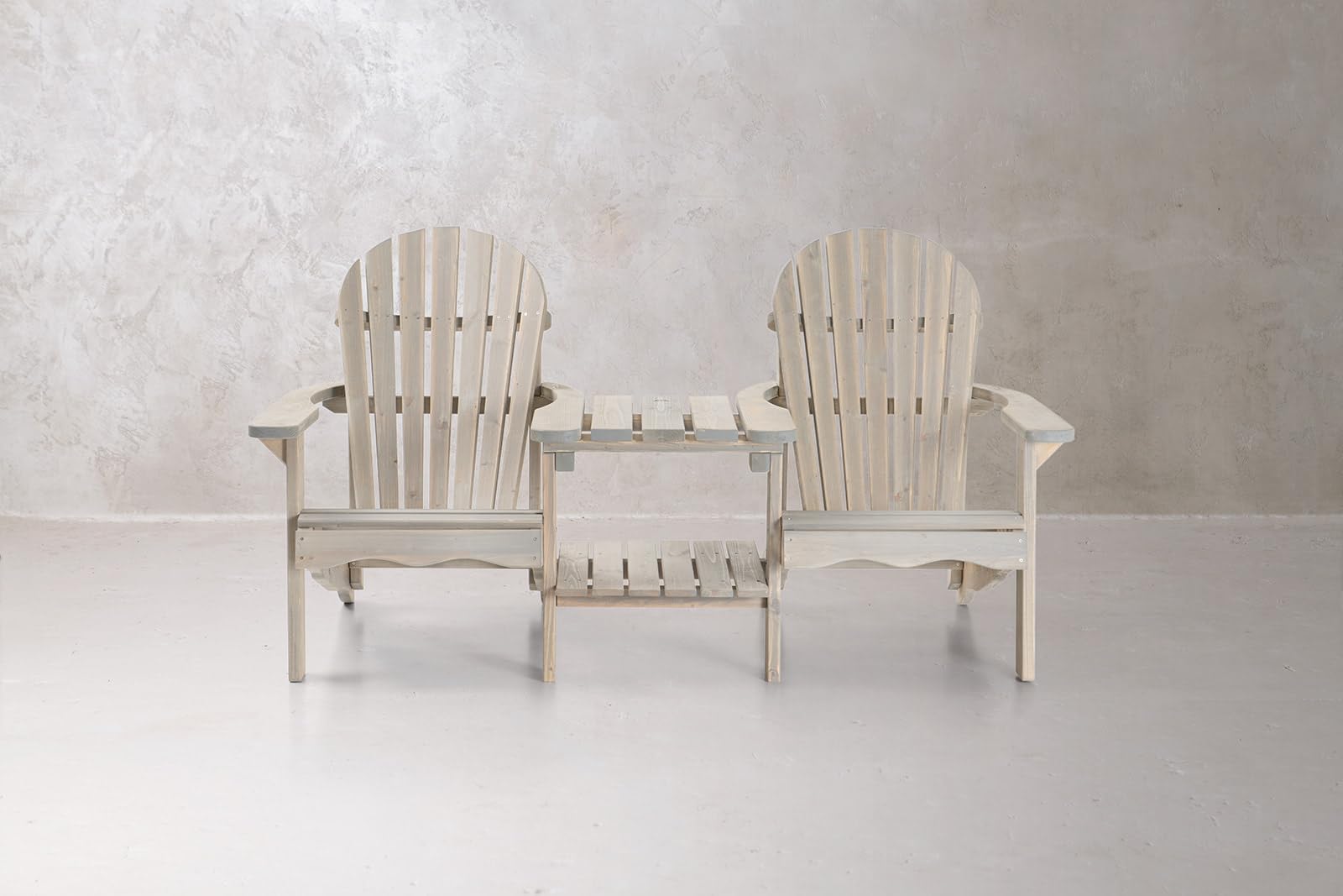 AMATA Silla Adirondack doble con mesa para exteriores, colección UNGURS - Comodidad para dos - Silla de madera resistente a la intemperie para patio, patio trasero y hogueras de jardín - Ergonómica y