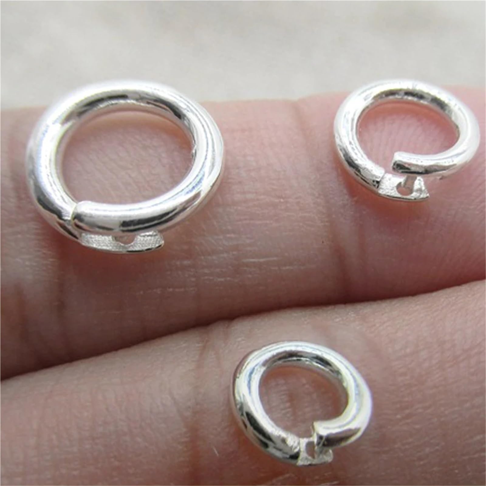 Geschlossene Biegeringe 12 Stück, silberfarbene Biegeringe mit Verriegelung für Schmuck (10 mm)