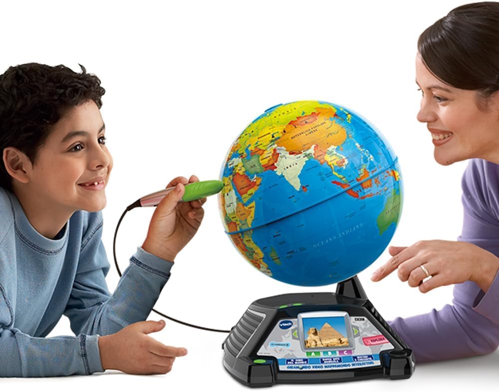 VTech Giramondo Video Mappamondo Interattivo Bambini con Penna Touch 2.7" 600 Video BBC Giochi Educativi Quiz Lingua Italiana 7-99 Anni