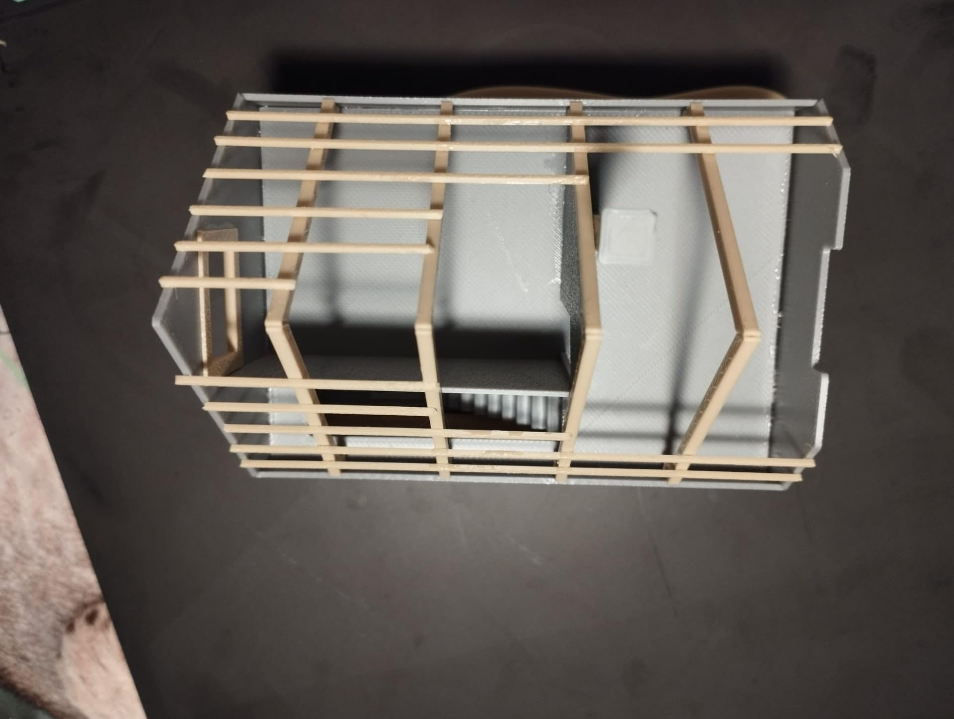Grande Maquette Maison en Construction - Échelle O 1:43.5 - Charpente Bois Apparente - Scène de Chantier Premium - Multi-Matériaux - Fabriqué en Alsace