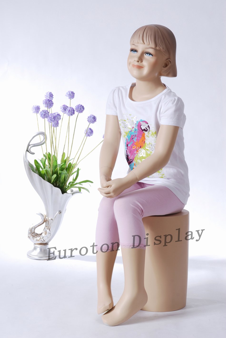 TonHan BB-13 Schaufensterpuppe Mädchen Kind. Hautfarbe sitzend schick modern. Modellierte Frisur