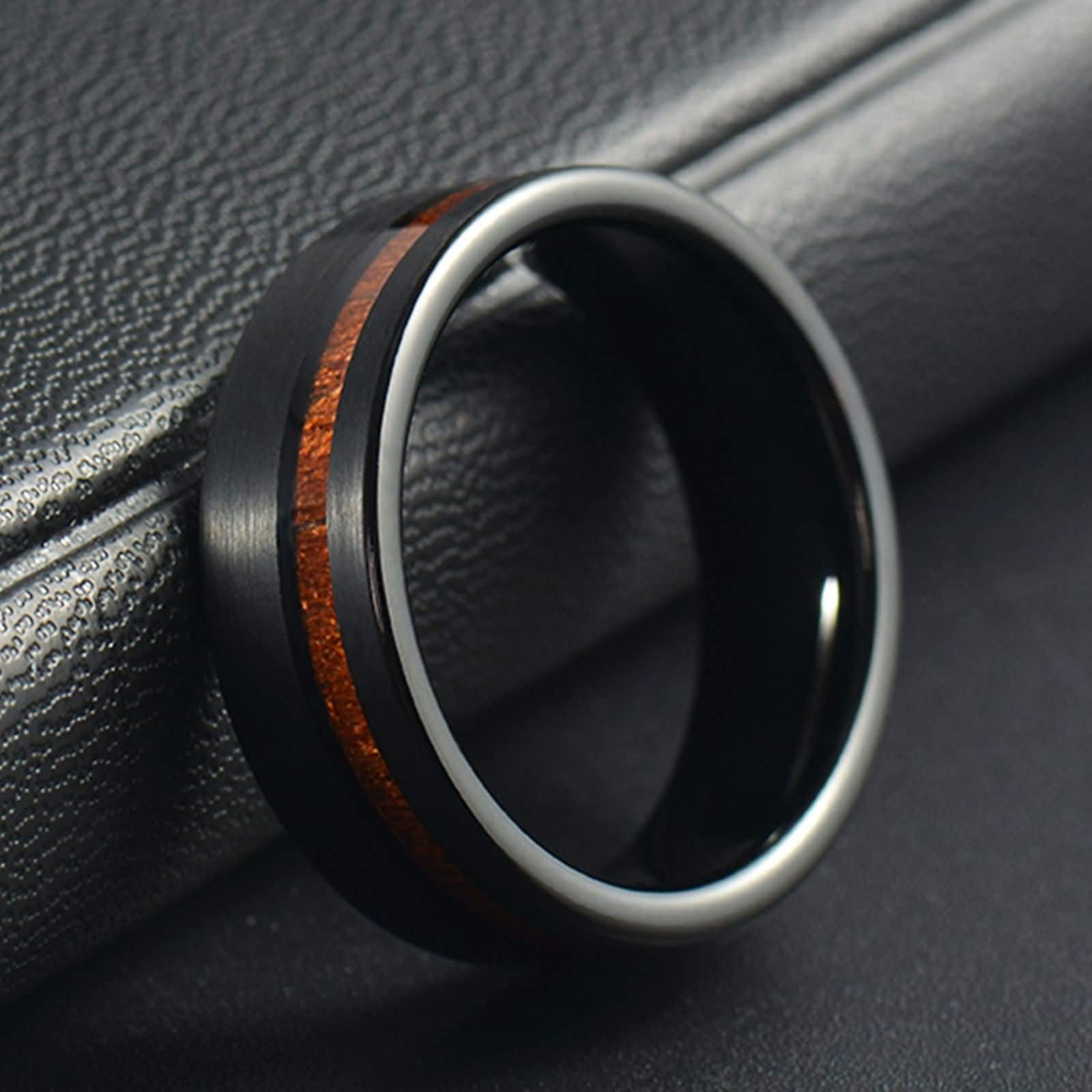 Anello Carburo di Tungsteno Koa Legno Intarsio Fede Nuziale per Uomo Comfort Fit Anello Uomo Personalizzabile Incisione 8MM Anello Nuziale Nero Misura 12-31