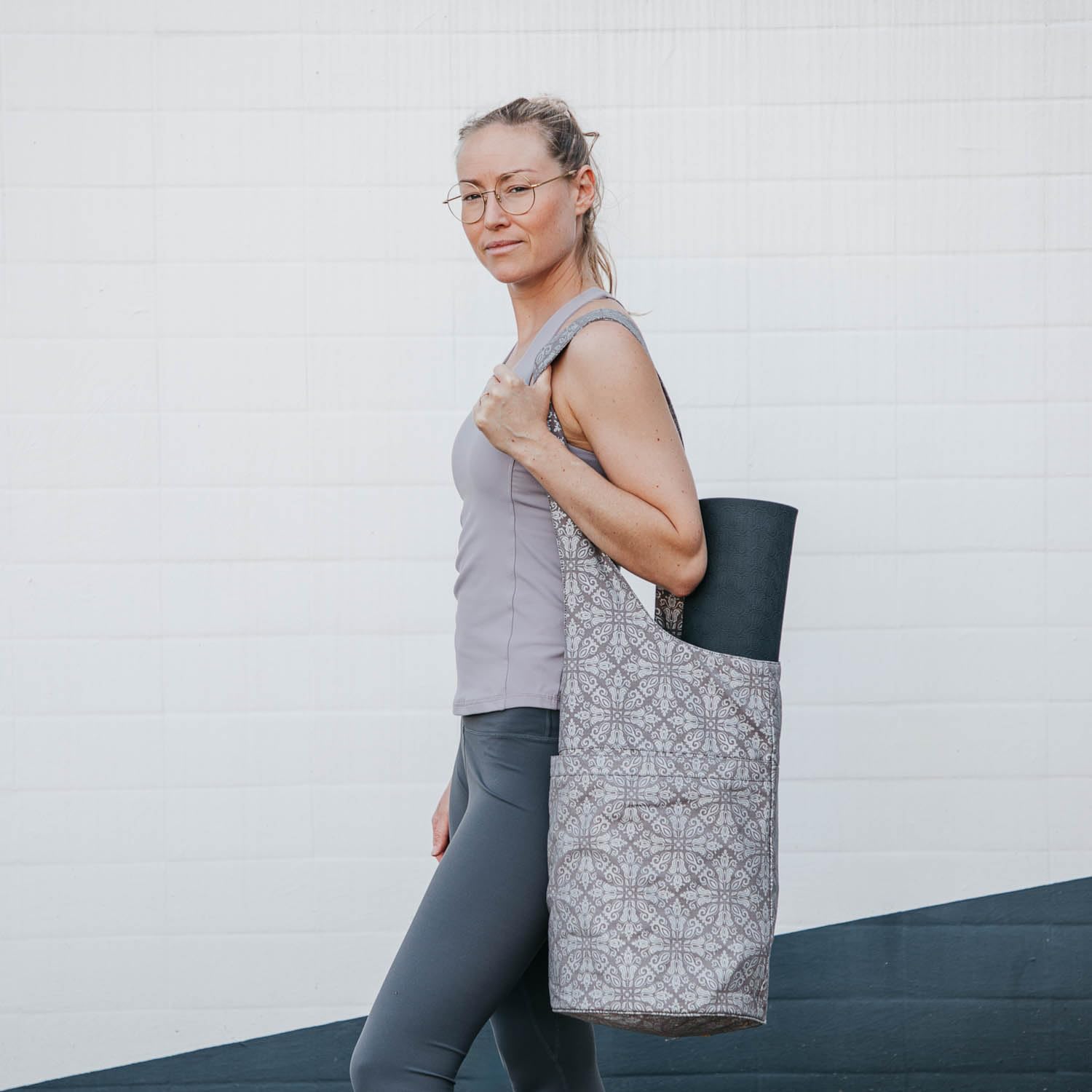 Yogatasche RAJA | Baumwolltasche mit Tragegurt | Slouchy Bag groß | Schultertasche für Yogamatten und Zubehör | Elegante Sporttasche | Maharaja Collection | Taupe Tasche mit silbernem Mandala Print
