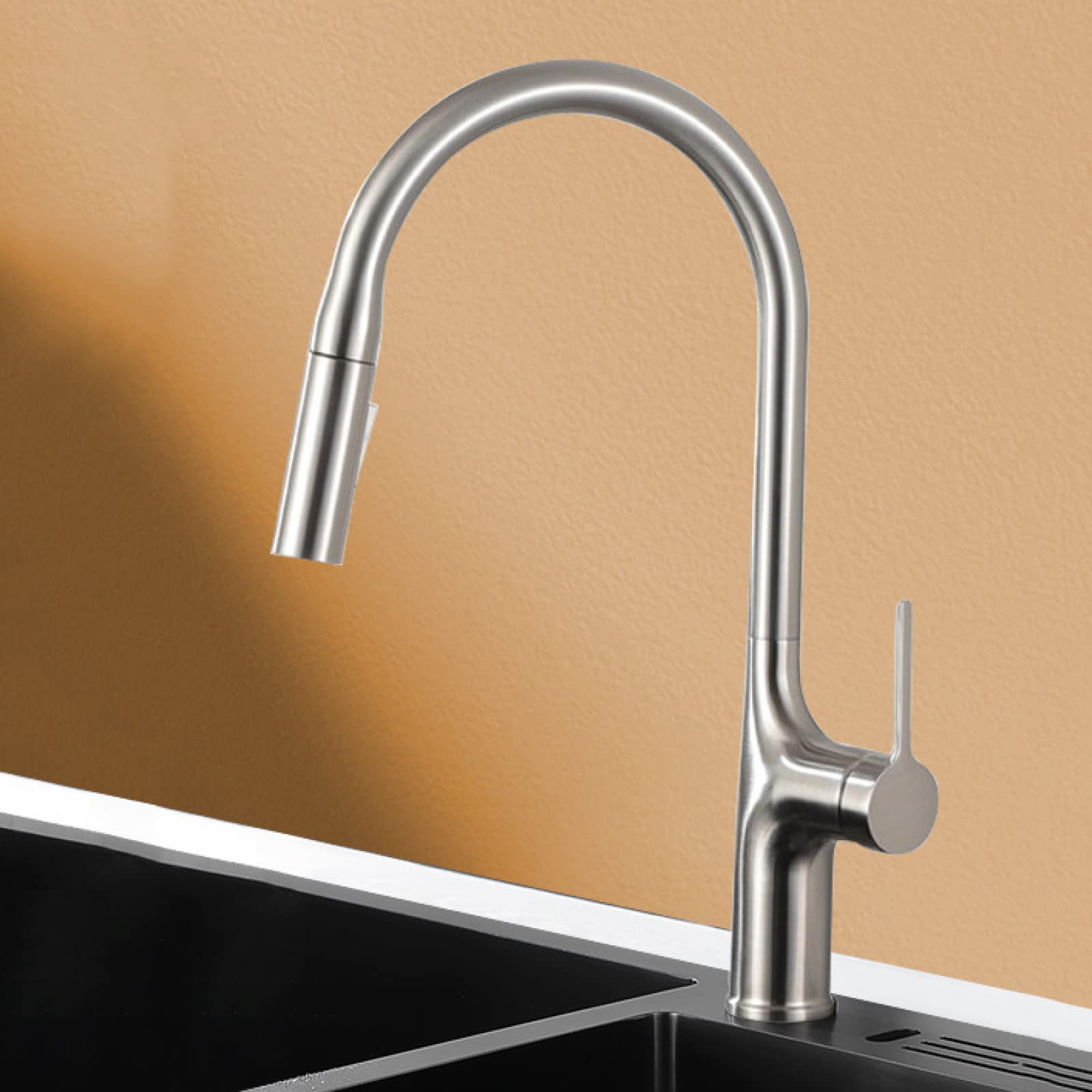 Grifo de cocina dorado con rociador extraíble y monomando giratorio para fregadero