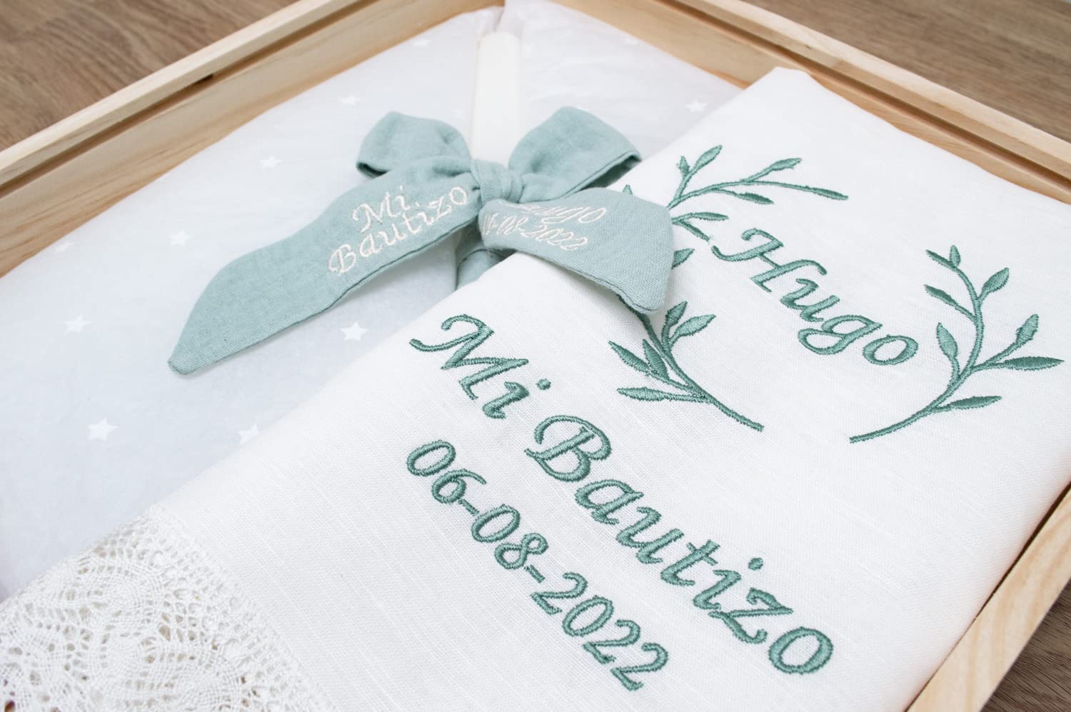 Kit de vela y pañuelo personalizado para Bautizo - Incluye caja de madera grabada – Pack de vela decorada y Paño bordado con nombre y fecha del Bautismo - Modelo Bambula (Verde menta)
