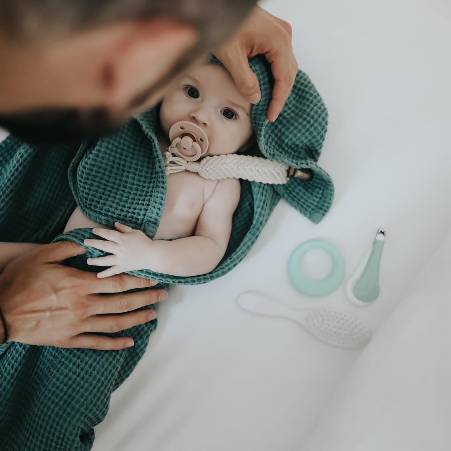 BÉABA Trousse de Toilette Bébé Nomade – 10 Accessoires Soins Dès la Naissance – Crochet Rotatif, Format Compact, Double Zip – Thermomètres, Coupe-Ongles, Brosse – Coloris Vert Sauge