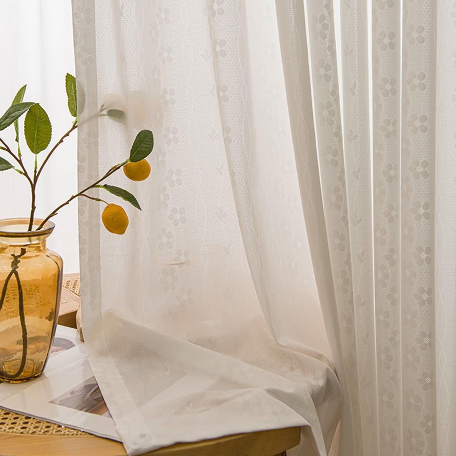Gardinen Halb Blickdicht 2 Stück,2 x 107W x 147H cm,Vorhang Wohnzimmer Modern Weiß Einfarbig mit Blumenmuster Ösen Gardinen