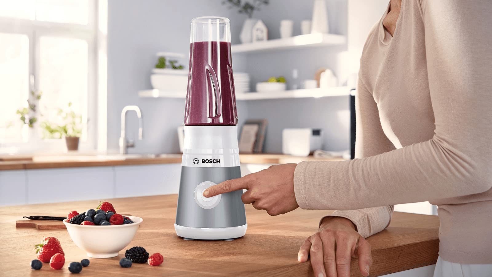 Bosch, mini blender, seria VitaPower 2, system ProPerformance z szybkim miksowaniem, silnik o mocy 450 W, ostrza ze stali nierdzewnej, szczelny, butelka Tritan ToGo, jasnosrebrny, biały, MMB2111