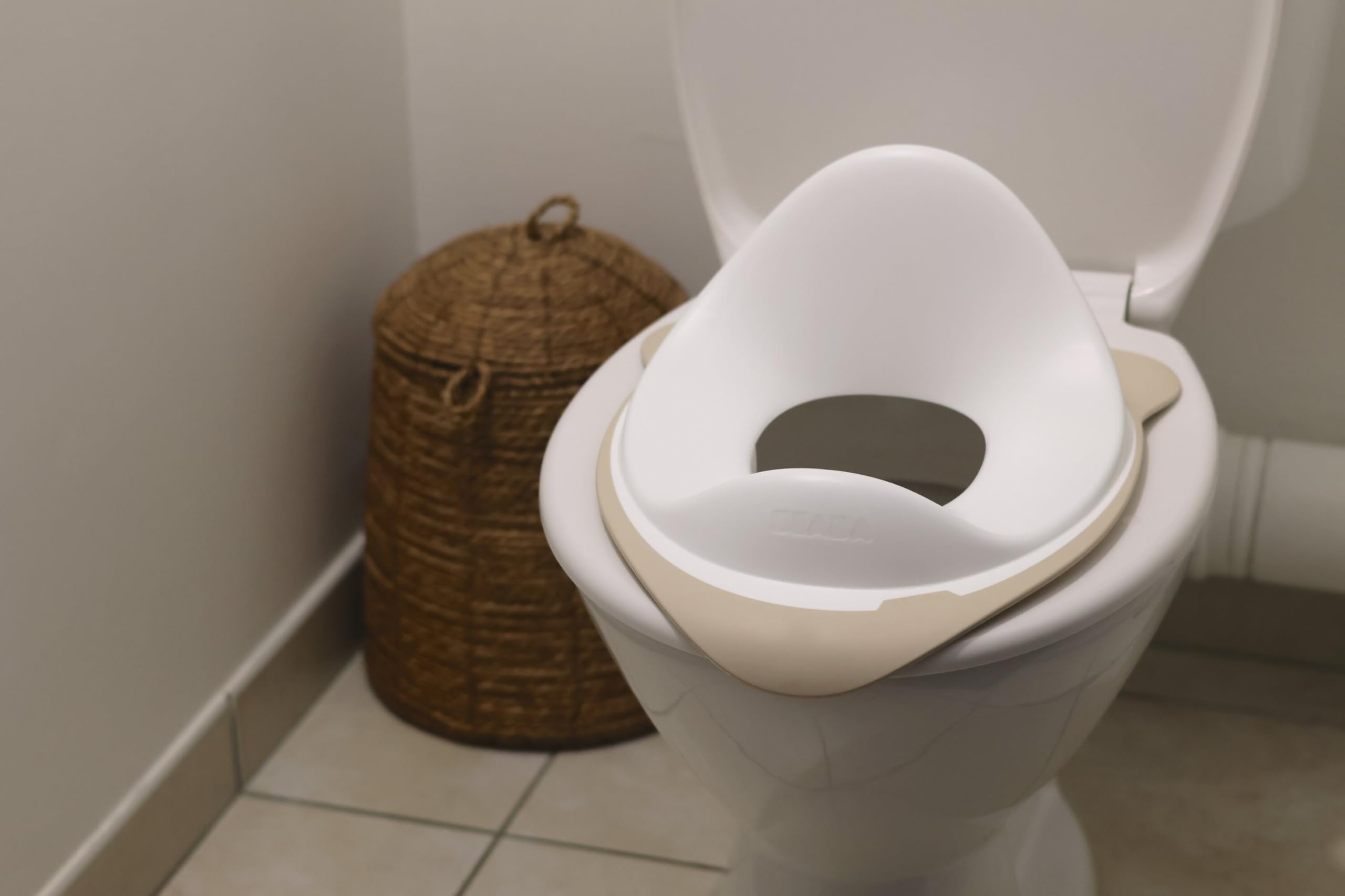 BÉABA, Réducteur de Toilette, Rehausseur WC Enfant Siège de Toilette avec crochet de fixation, Conception Antidérapants ergonomique, Facile d'entretien, Terre d'argile