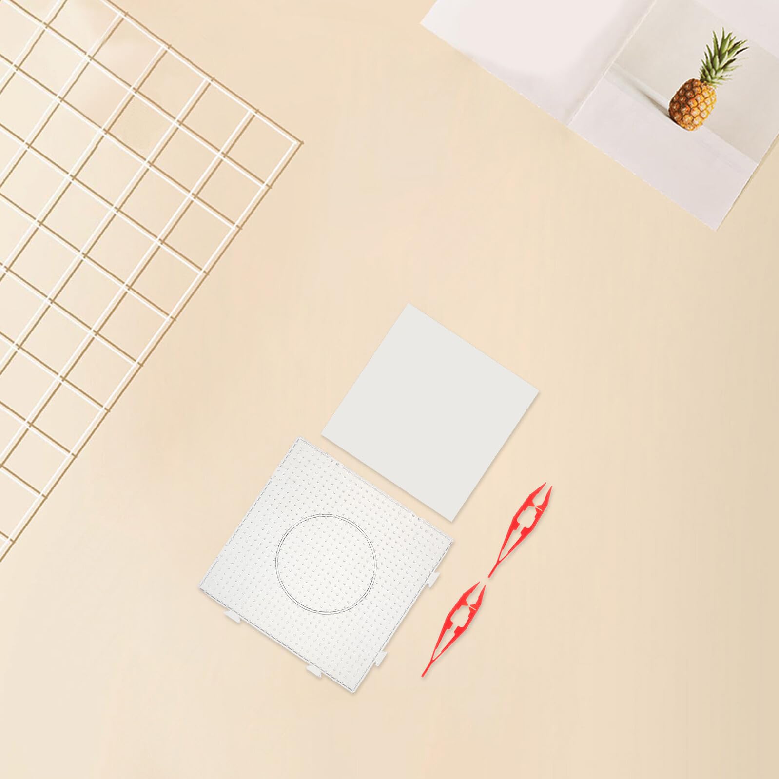 Toyvian Jeu de 10 Plaques à Perles à Repasser Transparentes Grand Format en Plastique 10 Feuilles de Perles 2 Pinces à Épiler Kit Modulable pour Loisirs Créatifs Éducatif et Bricolage